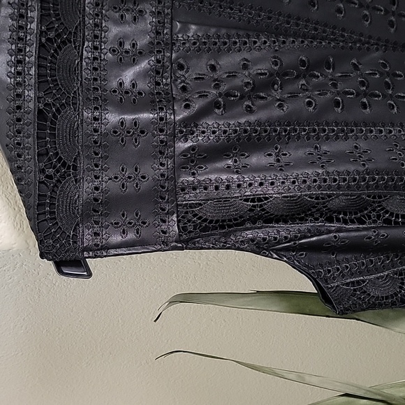 Peter Nygard Black Faux leather Eyelet Embroidered Long Vest size 16W 1X plus sz - Picture 8 of 13
